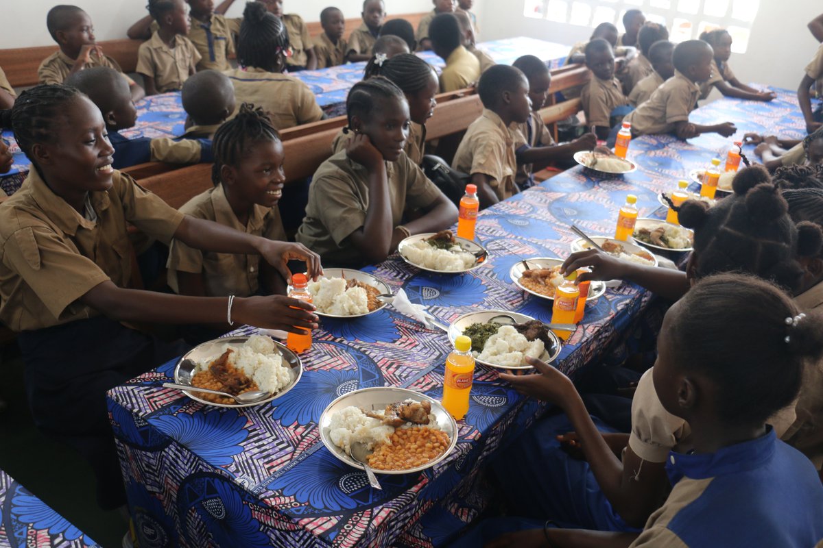 PamCongo's tweet image. @PamCongo Representative took part in the inauguration of the school canteen at Kintélé Fleuve Primary School.
This marks another step forward in the 🇨🇬 Government’s commitment to sustainable school feeding, ensuring that every child can learn in good conditions.🍽️
#SchoolFeeding