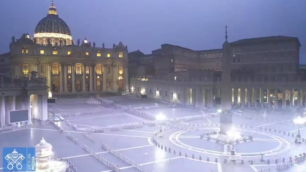 JCharrasqueado_'s tweet photo. En 2013, un rayo cayó en el Vaticano el día de la renuncia del Papa Benedicto XVI.

Anoche se desató una tormenta eléctrica al finalizar el luto por el Papa Francisco. https://t.co/BDqBhDfffr