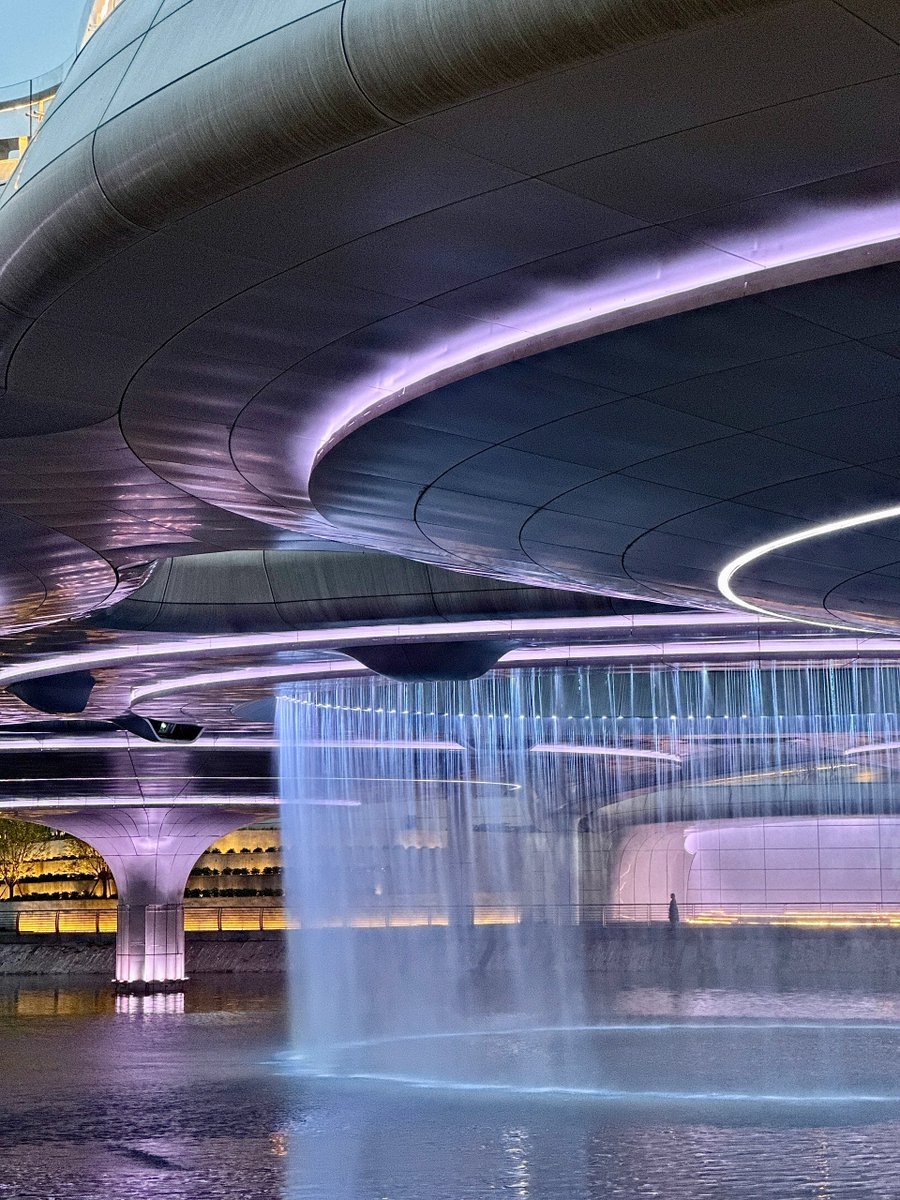 Chengdu_China's tweet image. Chengdu’s parks just leveled up… it&apos;s giving major cyber vibes now 😎🌆

cr: 花卷卷儿
#ChengduVibes #memoriesofchengdu #CyberStyle #CityGlow #ChengduLife #FuturisticFeels