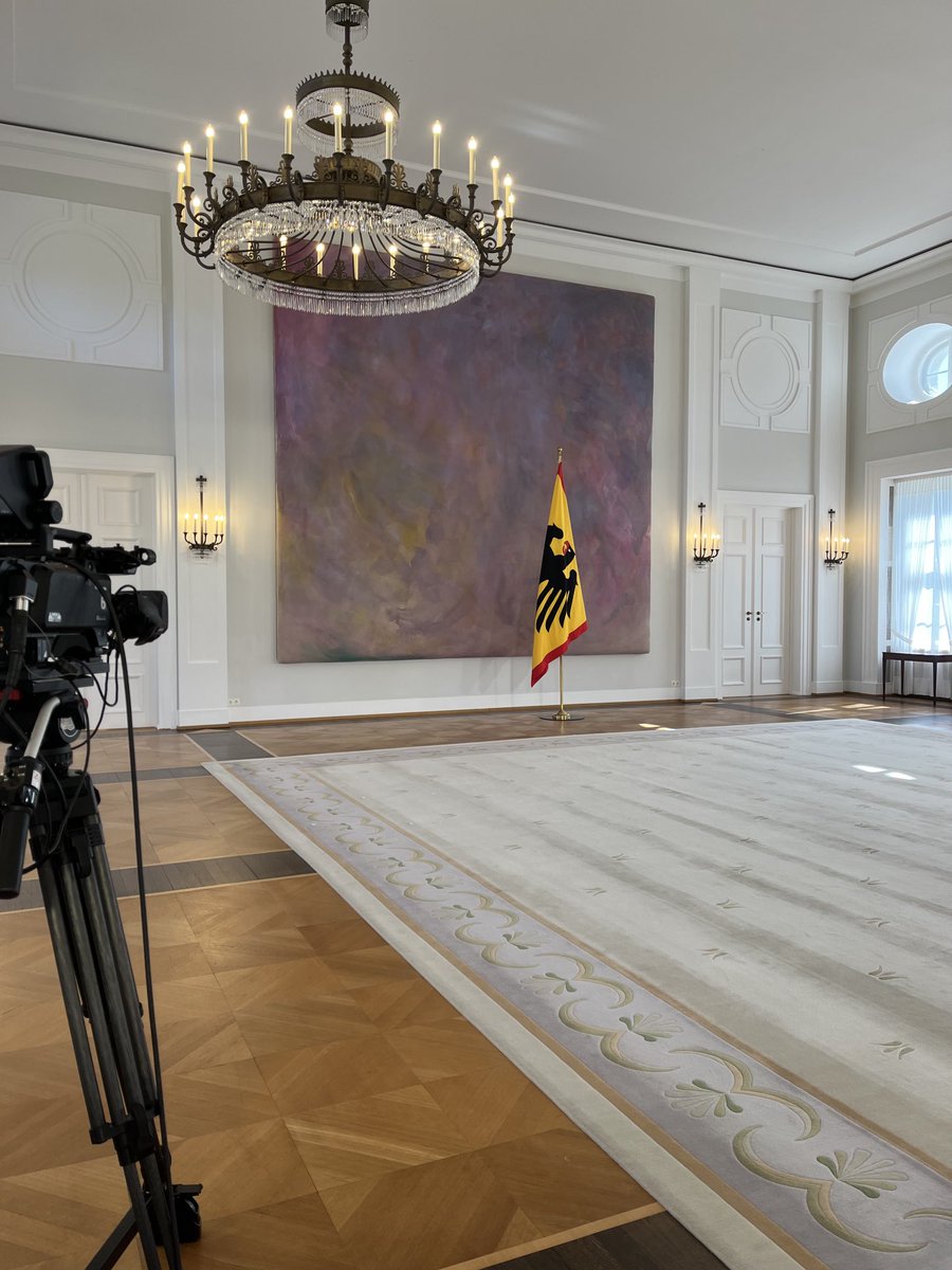 Mario_Kubina's tweet image. Hier in Schloss Bellevue hätte #Merz eigentlich gleich zum #Kanzler ernannt werden sollen. Aber jetzt hängt alles in der Schwebe. Bisher Ratlosigkeit am Sitz des Bundespräsidenten. @ARD_BaB @br24 #Kanzlerwahl