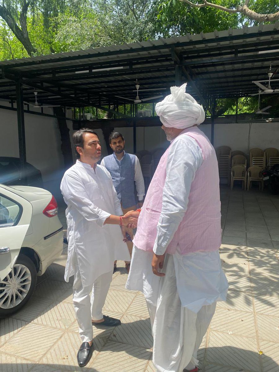 Ch Surender Solanki (@chsurender360) on Twitter photo पूर्व केंद्रीय मंत्री चौ अजीत सिंह जी की पुण्यतिथि पर आज उनके आवास पर पहुँच कर उन्हें श्रद्धांजलि अर्पित की साथ ही केंद्रीय मंत्री <a href="/jayantrld/">Jayant Singh</a> से मुलाक़ात की । पूर्व केंद्रीय मंत्री चौ अजीत सिंह जी की पुण्यतिथि पर आज उनके आवास पर पहुँच कर उन्हें श्रद्धांजलि अर्पित की साथ ही केंद्रीय मंत्री <a href="/jayantrld/">Jayant Singh</a> से मुलाक़ात की ।