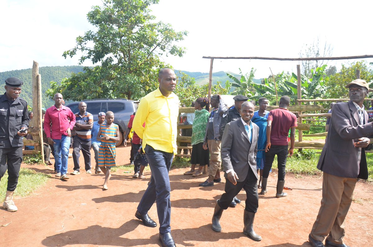 Peak Fm Radio (@peakfm906) on Twitter photo 🗳️ NRM village elections.
Happening Now 📍
The State Minister <a href="/mofpedU/">Ministry of Finance</a> <a href="/henrymusasizi1/">Hon Henry Musasizi</a> who doubles as the Rubanda District NRM Chairperson has arrived at Bushure Village, Mpungu Parish in Hamurwa Sub County, Rubanda district to participate in the grassroot internal Elections 🗳️ NRM village elections.
Happening Now 📍
The State Minister <a href="/mofpedU/">Ministry of Finance</a> <a href="/henrymusasizi1/">Hon Henry Musasizi</a> who doubles as the Rubanda District NRM Chairperson has arrived at Bushure Village, Mpungu Parish in Hamurwa Sub County, Rubanda district to participate in the grassroot internal Elections