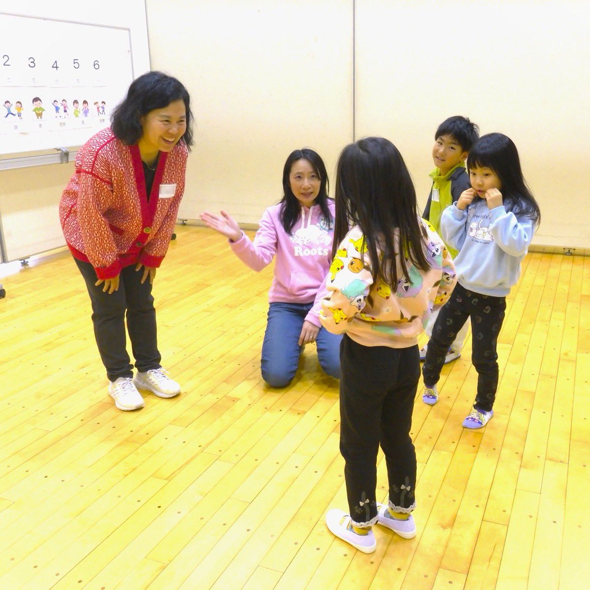 NIMICNishitokyo's tweet photo. 「多言語で楽しく!」を開催しました。
サイコロを使いゲーム感覚で、英語・中国語・韓国語の数字と簡単な言葉を体験。
子どもたちは身体を使いながら初めて出会う言語を楽しみました!
#小学生 #外国語 #英語 #中国語 #韓国語 #西東京市 #NIMIC https://t.co/a8QxNsB6lJ