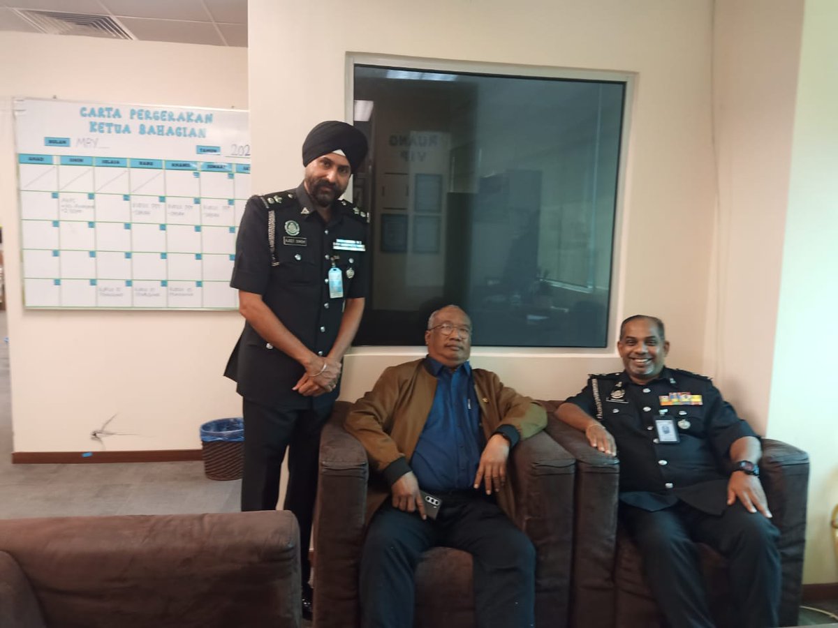 KPISM's tweet photo. Setiausaha Agung CUEPACS, Saudara Abdul Rahman Bin Haji Mohd Nordin hadir pada hari ini ke Kompleks KDN WPKL. 

Beliau hadir untuk membuat PAM baru dan juga kad pengenalan baru. Disamping itu beliau sempat membuat tinjau perkhidmatan yang ditawarkan oleh JIM dan JPN. https://t.co/BXd4TVS7zK