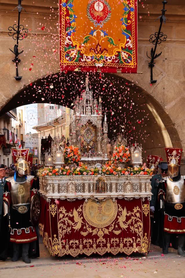 FiestaCaravaca's tweet image. ☨ La Vera Cruz vuelve a su Basílica tras cumplir, como cada año, con los ancestrales rituales que dan origen a las Fiestas de Caravaca.
#FiestasDeCaravaca2025
#NacimosParaEsto