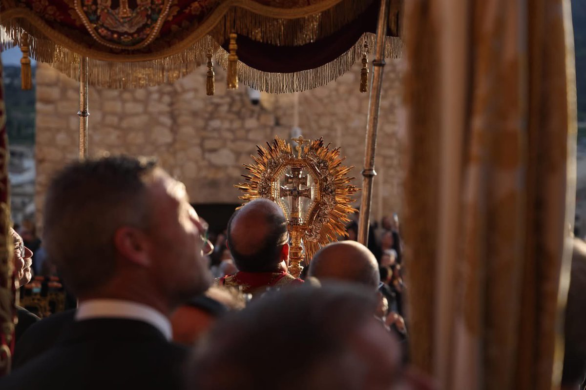 FiestaCaravaca's tweet image. ☨ La Vera Cruz vuelve a su Basílica tras cumplir, como cada año, con los ancestrales rituales que dan origen a las Fiestas de Caravaca.
#FiestasDeCaravaca2025
#NacimosParaEsto