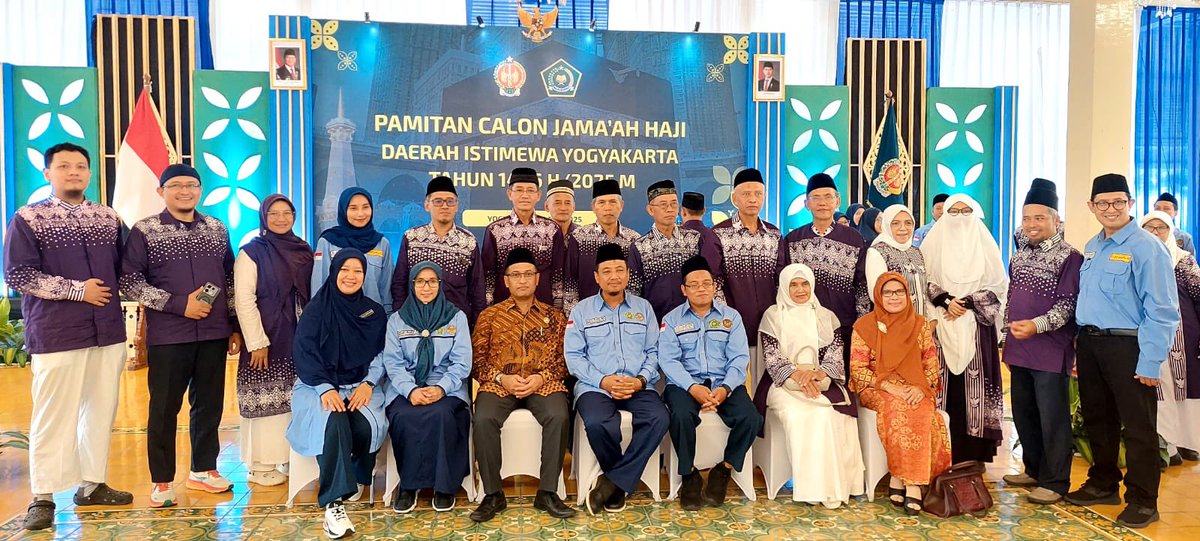 Kemenag_DIY's tweet photo. Pamitan calon jemaah haji DIY pagi tadi, Selasa (6/5/2025) di Bangsal Kepatihan juga diikuti petugas dan jemaah Kloter 65 SOC. Mereka akan masuk di Asrama Haji Donohudan pada tanggal 20 Mei 2025, dan terbang ke Jeddah pada 21 Mei 2025 pukul 14.15 WIB. https://t.co/mQNEC8Y3ya