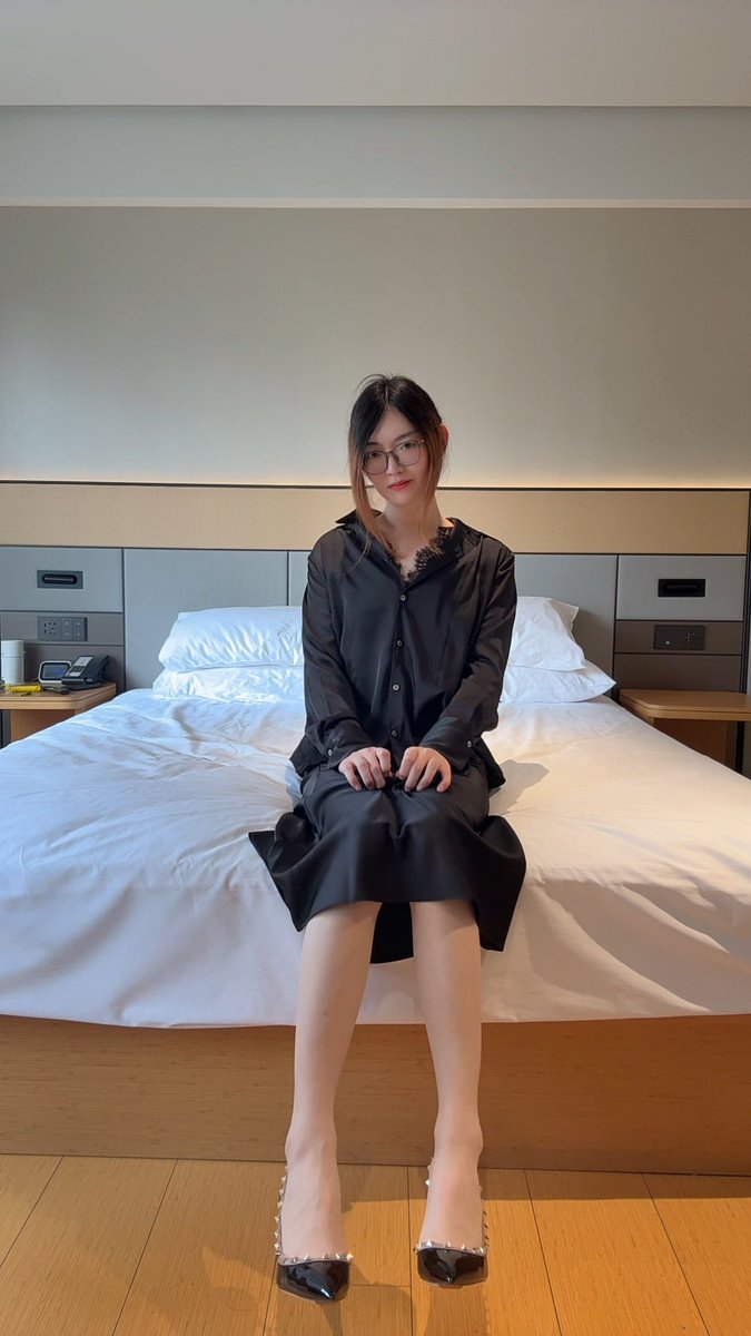 已老实🥹距离下班还有一个半小时，血槽已清空！五月份实在太忙了呀，连着两个大型展会，做个N个表格，建了20多个群😂不想做项目负责人，只想做个小导播😅大家都还好吗？快把不开心说出来让大家开心开心，哈哈哈哈哈哈😆