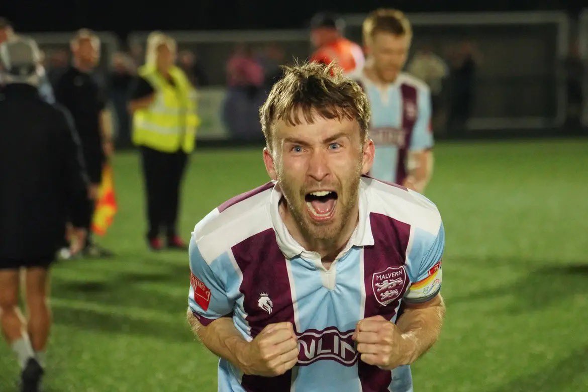 LewisPlatt_'s tweet image. Perspective is important at times like this. 

4th January ➡️ 5th May

Be proud of what we achieved. It hurts now but be positive about the fact that we got there. It wasn’t meant to be but it’s been one hell of a journey from one hell of a group 💜🩵