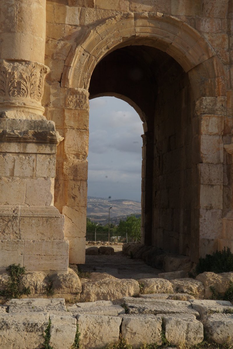 Weil es schön war, gestern. „Alte Steine“ und neue Blüten in der römischen Ruinenstadt Jerash/Jordanien 🎈