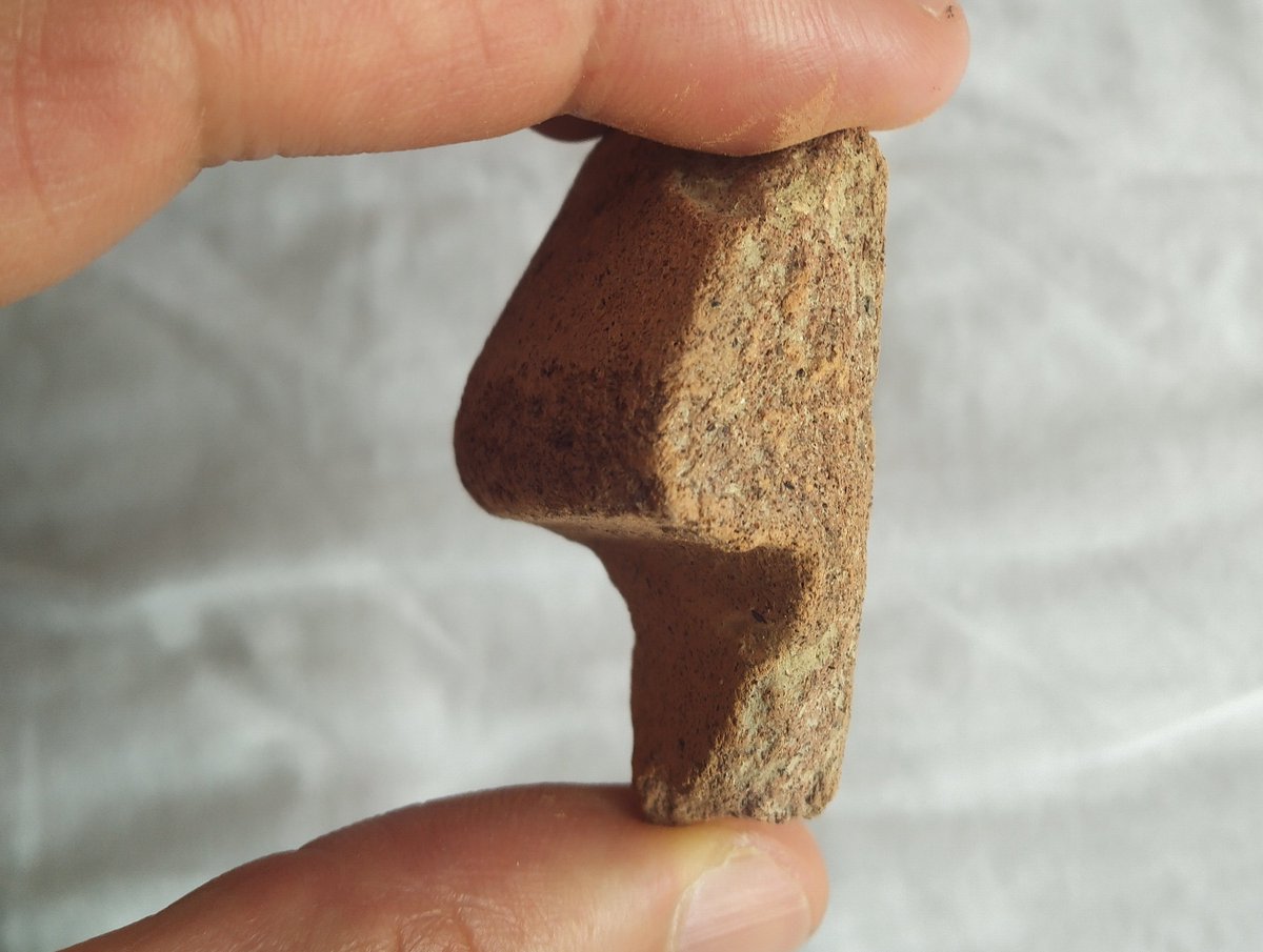 Museu Conca Dellà (@museuconcadella) on Twitter photo Fa uns 2100 anys, un terrissaire de vora Nàpols va barrejar argila amb pols negra del Vesuvi.
Va tornejar una àmfora que serviria per traslladar vi de la Campània fins les costes de la Hispània Citerior. Un carro la va transportar fins el Pirineu, on naixia una petita ciutat. Fa uns 2100 anys, un terrissaire de vora Nàpols va barrejar argila amb pols negra del Vesuvi.
Va tornejar una àmfora que serviria per traslladar vi de la Campània fins les costes de la Hispània Citerior. Un carro la va transportar fins el Pirineu, on naixia una petita ciutat.