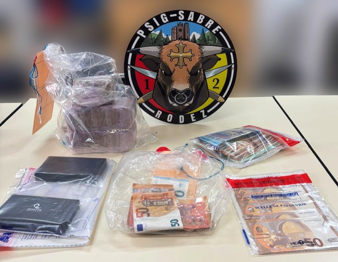 De la trottinette au kilo de cannabis !
Le 16 avril 2025, en périphérie de Rodez, le PSIG contrôle un individu à trottinette en train de fumer un joint. Les investigations mènent au dealer où 1,2 kg de cannabis et plus de 5 000 € en liquide sont saisis. L'homme a été incarcéré.