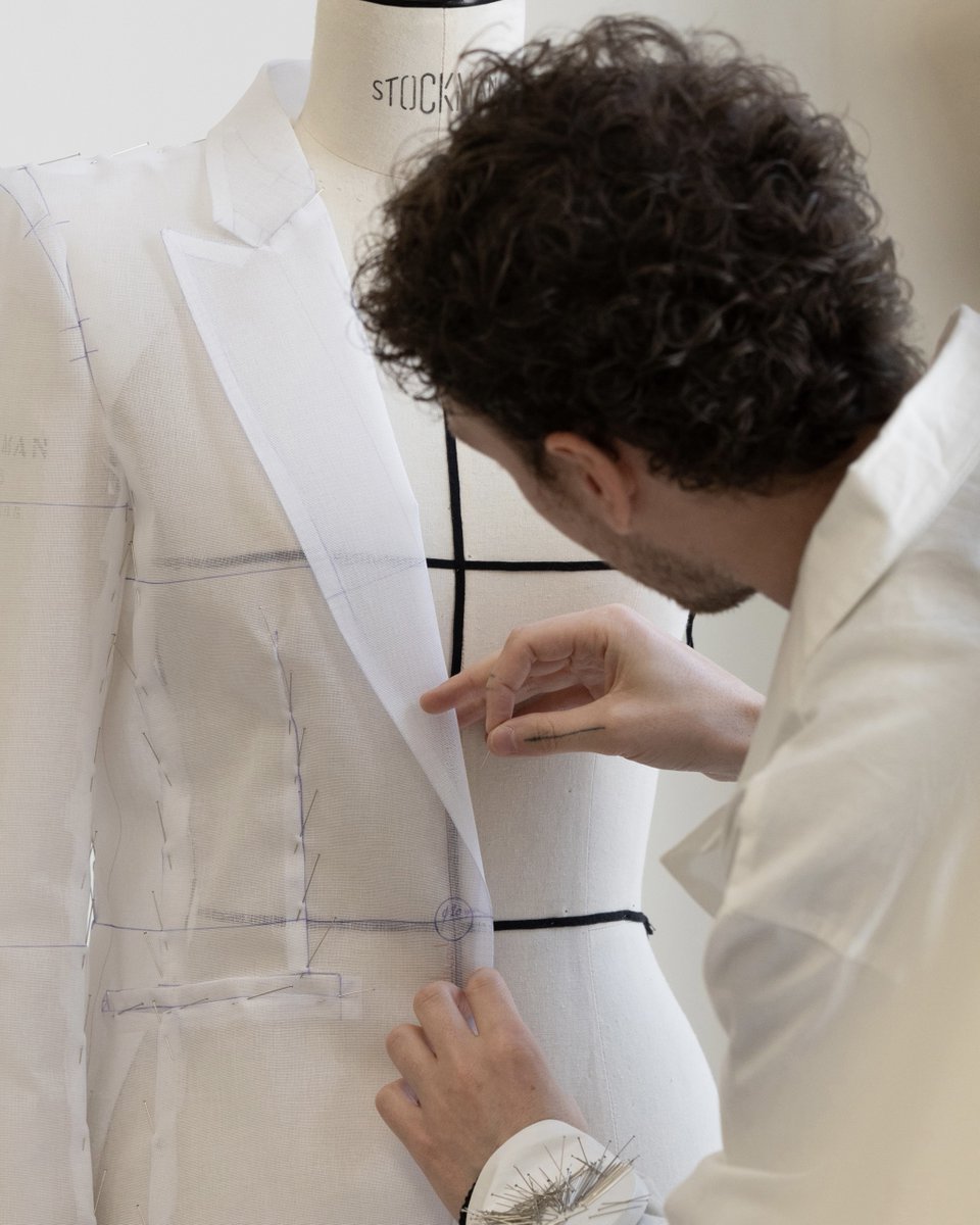 Dior's tweet photo. @annasawai @DiorBeauty Dior Ambassador Anna Sawai's look was built in the language of #DiorSavoirFaire–clean tailoring, complemented by sensational accents. Behind every gesture on the 2025 #MetGala carpet is a story of precision and restraint. https://t.co/9dWd95y5Lx