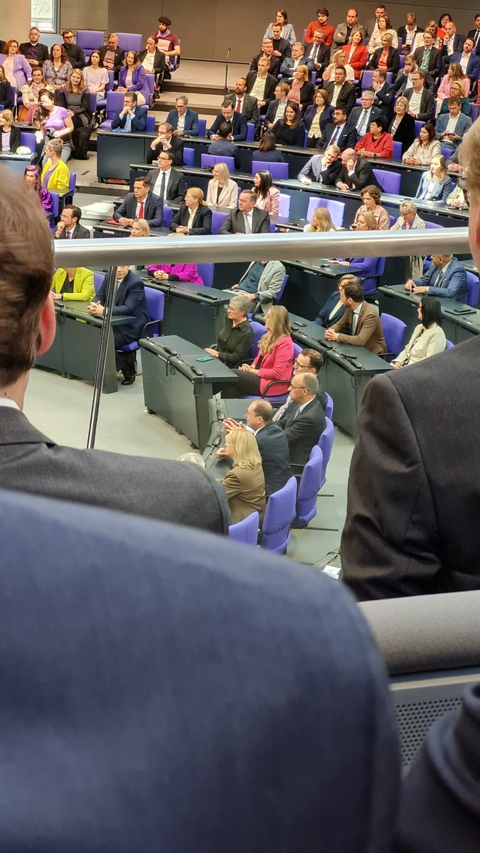 Die neue Koalition verspätet sich, #Merz scheitert im ersten Anlauf der #Kanzlerwahl. "Der Abgeordnete hat die erforderliche Mehrheit von mindestens 316 Stimmen nicht erreicht", sagt Bundestagspräsidentin Julia Klöckner. Es waren nur 310 Ja-Stimmen.