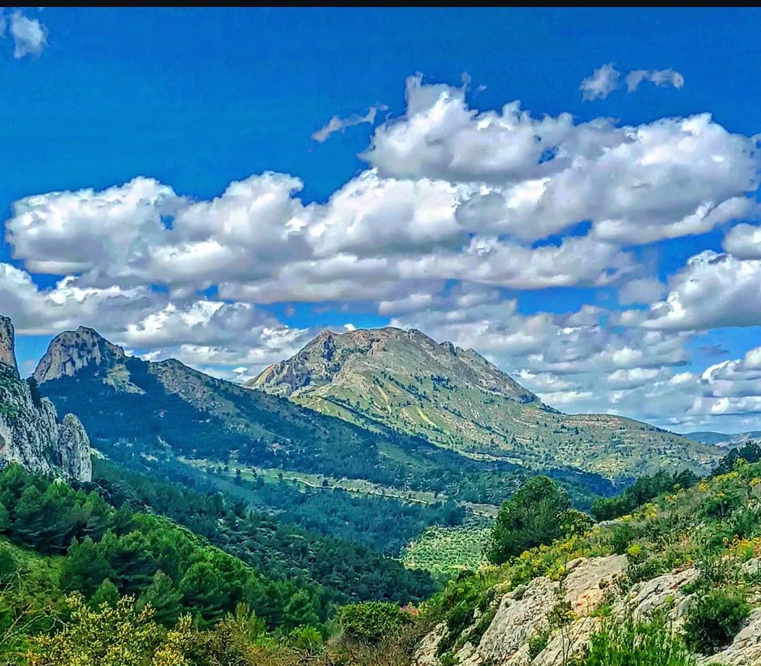 No hi han vistes més precioses que les de la Serrella des dels Arcs d'Atanços (Castell de Castells - la Marina Alta).