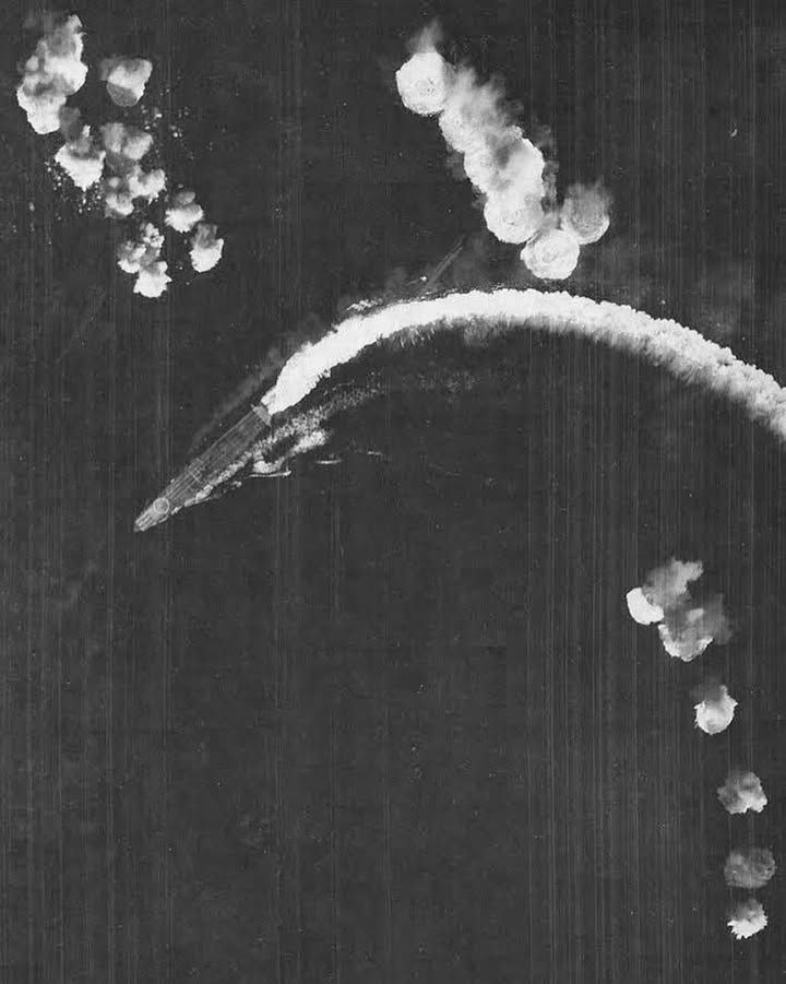 PhilipKAllan's tweet image. Japanese aircraft carrier Hiryū manoeuvring at speed to avoid bombs dropped by B-17 Flying Fortress bombers during the Battle of Midway
#WW2 #JapaneseNavy #USNavy