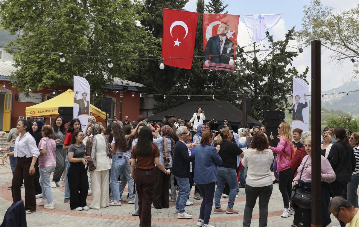 Mersin Büyükşehir Belediyesi’nin Darısekisi Örnek Yörük Köyü’nde düzenlediği Hıdırellez etkinliğinde, baharın gelişi ve doğanın uyanışı geleneksel ritüellerle kutlandı. Hem eğlenen hem de yüz yıllardır süregelen bir kültürel mirası yaşatan misafirler, Hıdırellez duasıyla dilekler