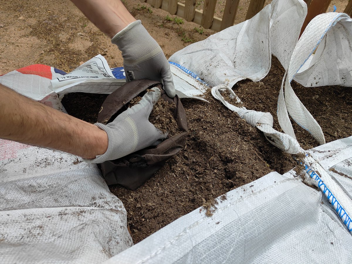 vic_mediambient's tweet photo. En motiu de la Setmana del #Compostatge, a #Vic hem instal·lat 8 punts d'autoservei de #compost, un adob natural molt beneficiós per a les plantes.

🚨 Només cal portar un recipient i una pala per agafar-lo.
📍 Al cartell trobaràs els punts on hi ha el compost. https://t.co/LMiehszGZx