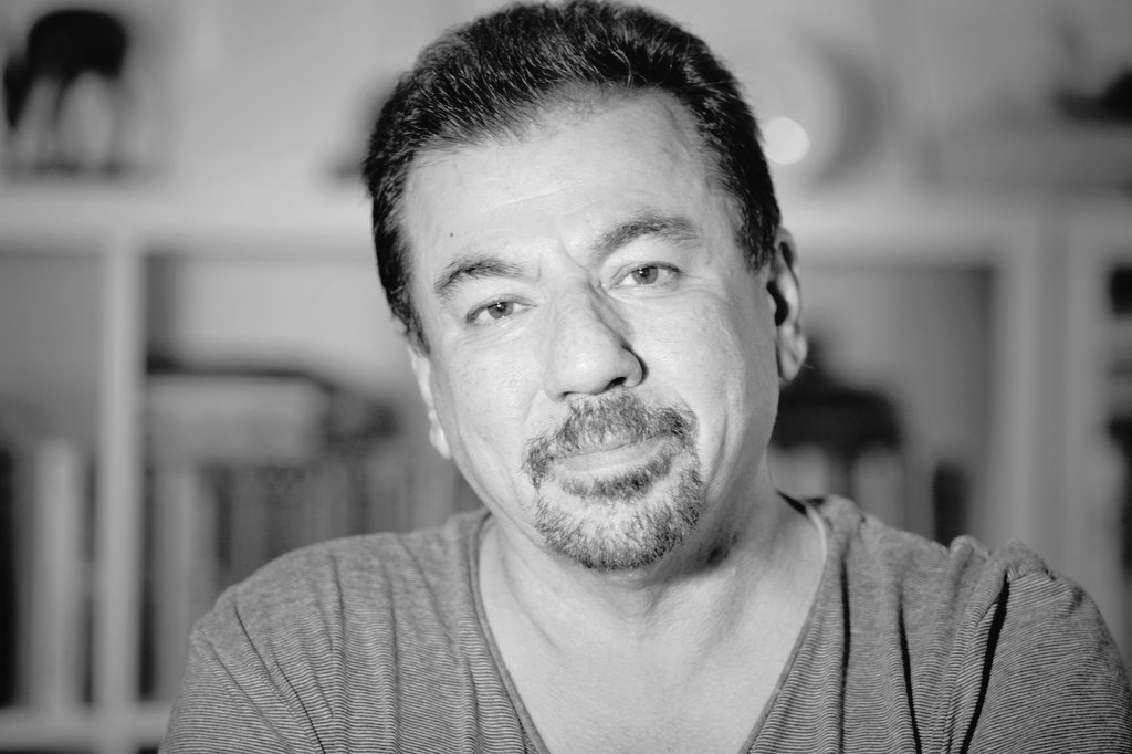 🇨🇭 Ünlü Kürt yazar Bakhtyar Ali'nin "Dünyanın Son Nar Ağacı" adlı romanı, İsviçre'nin saygın gazetesi Neue Zürcher Zeitung tarafından 21. yüzyılın en iyi 100 kitabı arasında 80. sırada gösterildi.

Bu başarı, Kürt edebiyatının uluslararası alandaki tanınırlığını için önemli.