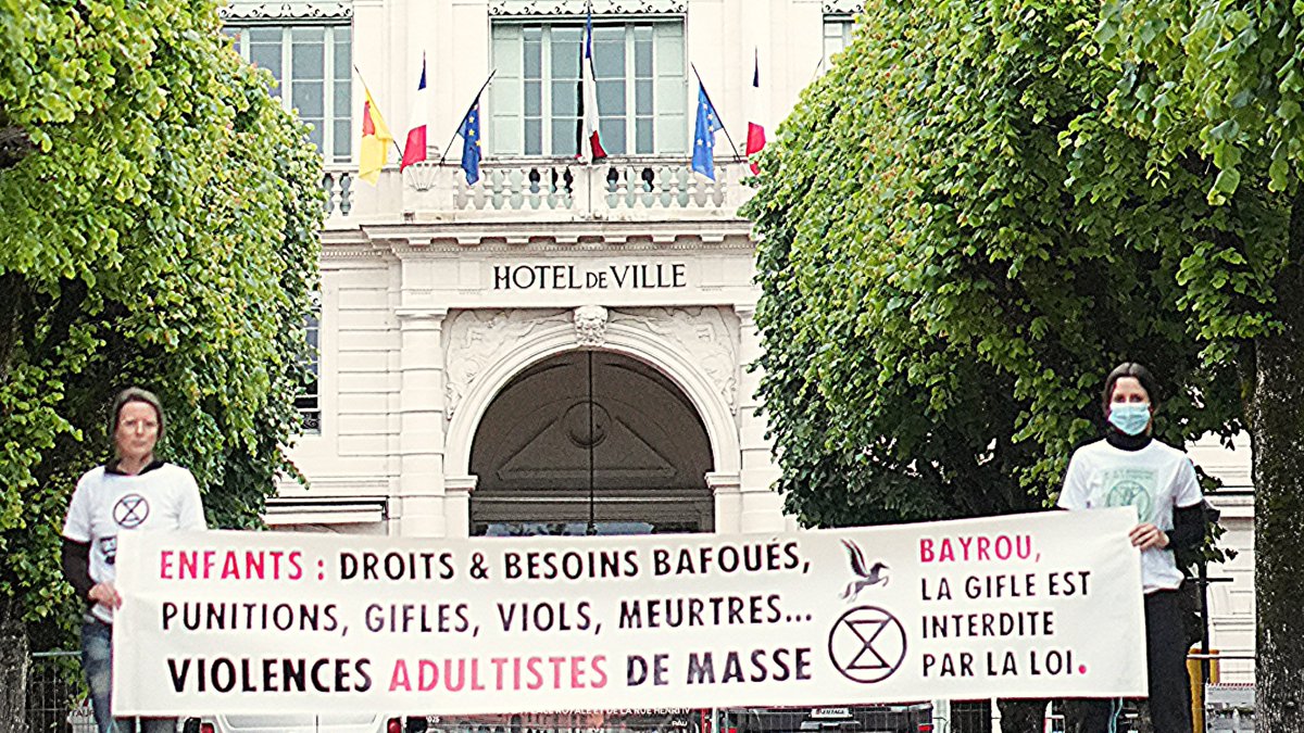 Mairie Pau: XR Pau&amp;Pays Basque rappellent à Bayrou: La gifle est interdite par la loi.
En France,18 enfants violés par heure,200 enfants maltraités par jour,1 enfant meurt tous les 5 jours sous les coups de ses parents.
#Bettharam #violencesadultistes #Bayroudemission #ActNow