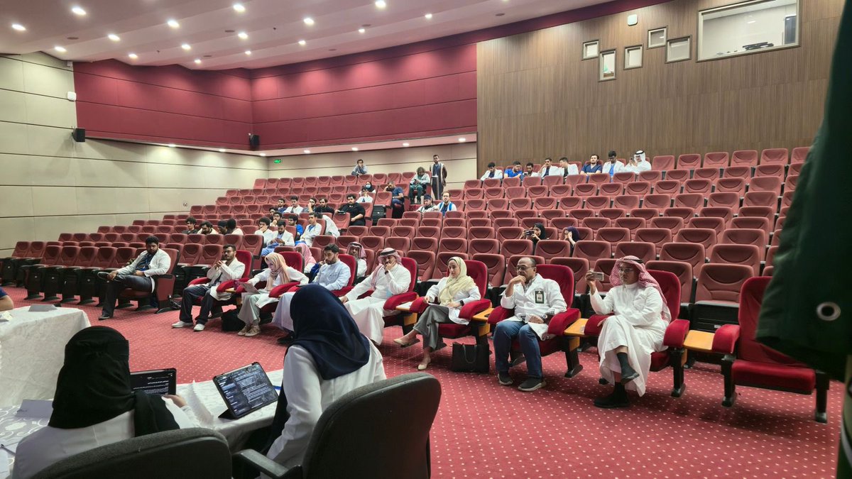 يسر نادي الكيمياء الحيوية السريرية الإعلان عن اختتام أولى فعالياته: المناظرة العلمية، والتي شهدت تفاعلًا مميزًا وحوارًا علميًا راقيًا بين طلبة الطب من الفرق المشاركة، وسط أجواء تنافسية وممتعة.

تميزت المناظرة بطرح محاور طبية هامة تمت مناقشتها بعمق من منظور الكيمياء الحيوية