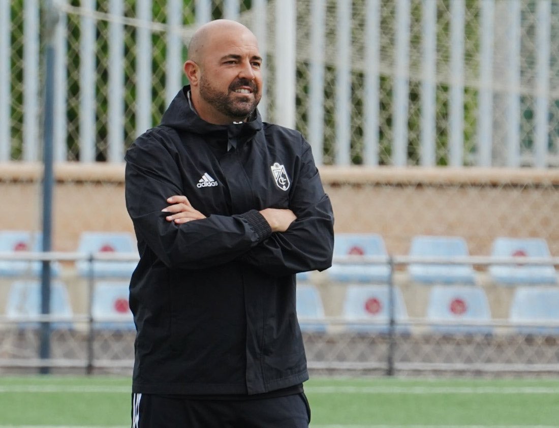 camimudarra's tweet photo. Diez años de trabajo en la cantera. Haces historia con el juvenil. Te queman haciéndote coger al Recre ya descendido y ahora te largan. El Granada no puede tener gente más incompetente ahí dentro. Buena suerte Raúl y gracias por todo. https://t.co/P9ZbCtYwYr