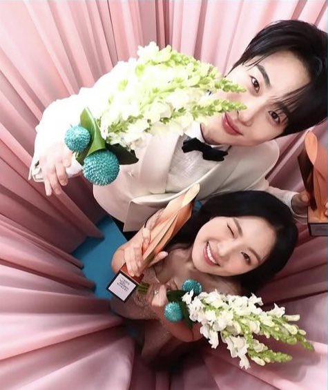 Sek talah cah. Iki kembang e teko baeksang ki kembang opo? Kok koyok sedap malam.