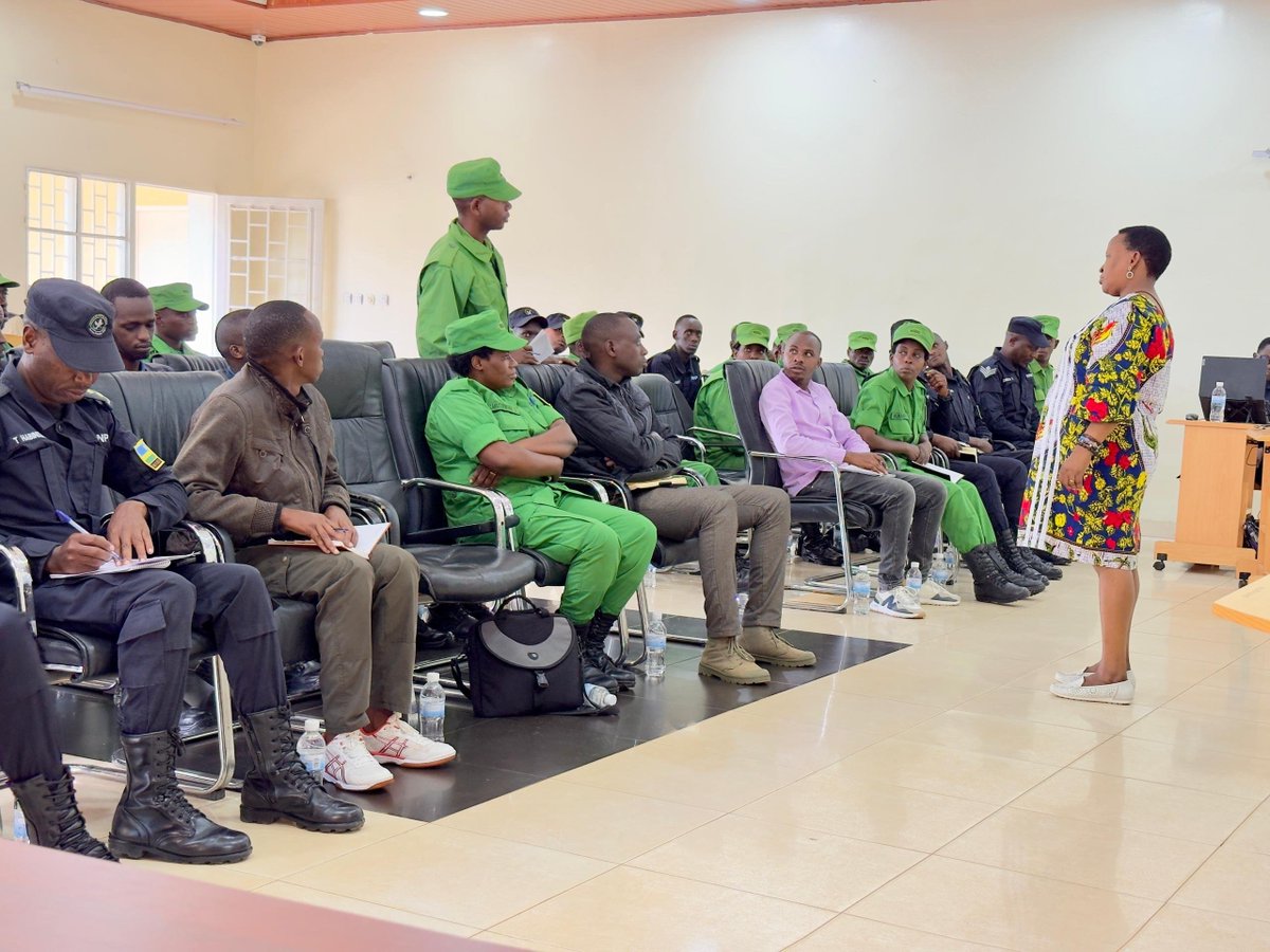 Ministry of Gender & Family Promotion | Rwanda (@rwandagender) on Twitter photo Abakozi b'inzego zitandukanye(Polisi,RIB,DASSO n'urubyiruko rw'abakorerabushake) muri <a href="/CityofKigali/">City of Kigali</a> <a href="/RwandaNorth/">Northern Province/ Rwanda</a>,<a href="/RwandaEast/">𝐄𝐚𝐬𝐭𝐞𝐫𝐧 𝐏𝐫𝐨𝐯𝐢𝐧𝐜𝐞 | 𝐑𝐰𝐚𝐧𝐝𝐚</a> na <a href="/RwandaWest/">Western Province I Rwanda</a> bakomeje amahugurwa yo kongera ubumenyi ku ihohotera rishingiye ku gitsina n'uburyo bwo kurirwanya hubakwa umuryango ushoboye kandi utekanye Abakozi b'inzego zitandukanye(Polisi,RIB,DASSO n'urubyiruko rw'abakorerabushake) muri <a href="/CityofKigali/">City of Kigali</a> <a href="/RwandaNorth/">Northern Province/ Rwanda</a>,<a href="/RwandaEast/">𝐄𝐚𝐬𝐭𝐞𝐫𝐧 𝐏𝐫𝐨𝐯𝐢𝐧𝐜𝐞 | 𝐑𝐰𝐚𝐧𝐝𝐚</a> na <a href="/RwandaWest/">Western Province I Rwanda</a> bakomeje amahugurwa yo kongera ubumenyi ku ihohotera rishingiye ku gitsina n'uburyo bwo kurirwanya hubakwa umuryango ushoboye kandi utekanye