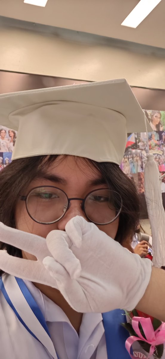 SeiiYuumi's tweet image. GUESS WHO JUST GRADUATED MOTHERFUCKERS!!!!

Goodbye SHS, hello college (in September)