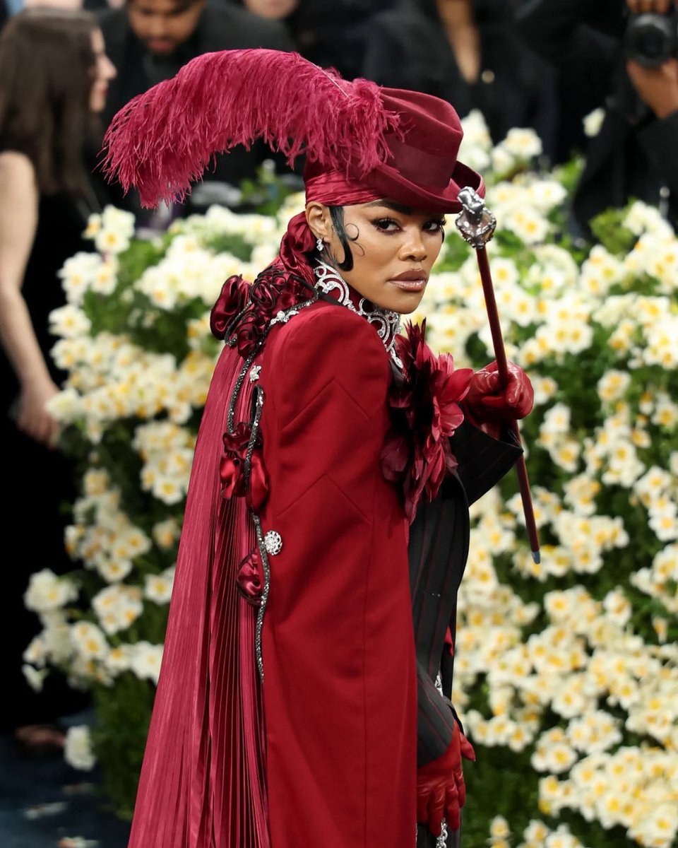 Teyana Taylor embodied the spirit of Harlem glamour in a custom Marc Jacobs design that felt like a wearable bouquet—complete with bold shoulders and deep red hues. A tribute to the Harlem Rose, she brought toughness, softness, and all the in-betweens. #MetGala