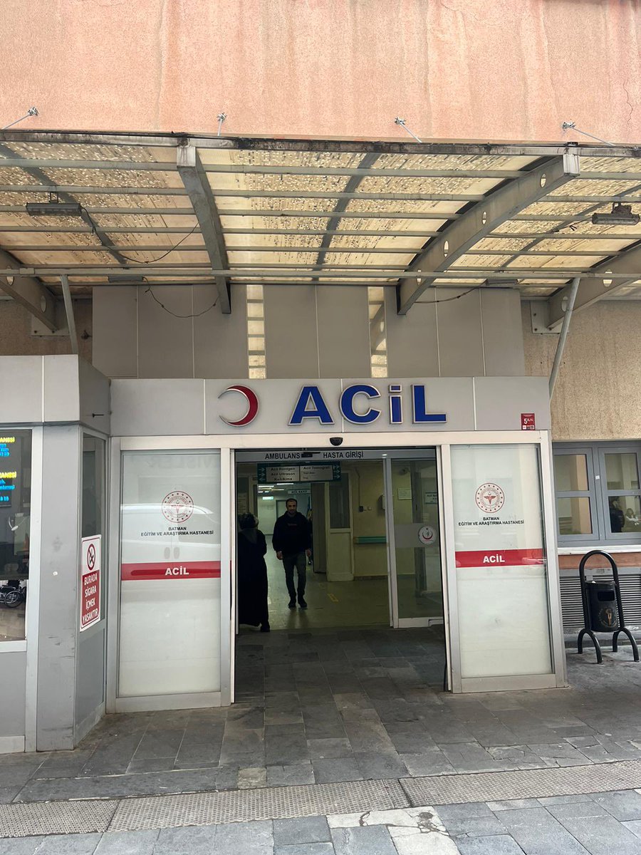 Dün BEAH’ta Psikiyatri uzmanı arkadaşımız saldırıya uğradı. Göğsünün alt tarafına aldığı bıçak darbesiyle yaralandı. Bu sefer ölmedik. Sağlık Bakanlığının umursamazsızlığı, Cezasızlık, güvensiz çalışma koşulları vb birçok neden olayın asıl failleridir. Artık Yeter!
#BeyazKod1111