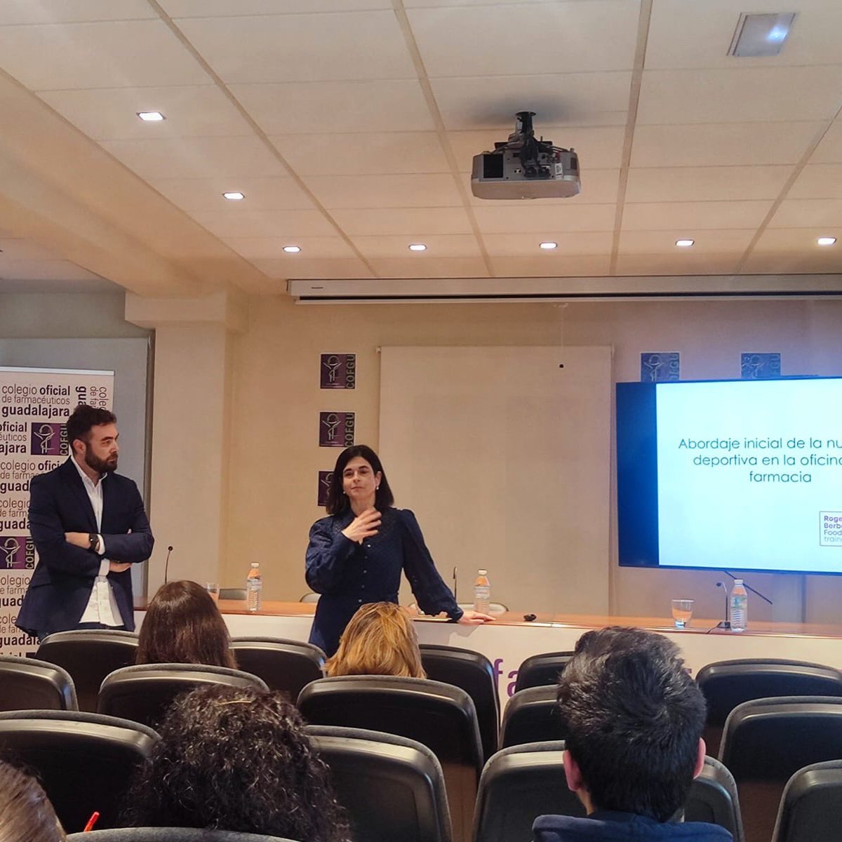 COFGU1's tweet photo. El 5 de mayo ha tenido lugar la sesión formativa "Abordaje inicial de la nutrición deportiva en la oficina de farmacia", organizada por la Vocalía de Alimentación del #COFGU con la colaboración de @Kernpharma e impartido por Rogelio Berbel, Vocal de Alimentación de COF Alicante https://t.co/0hjFHvh6YP