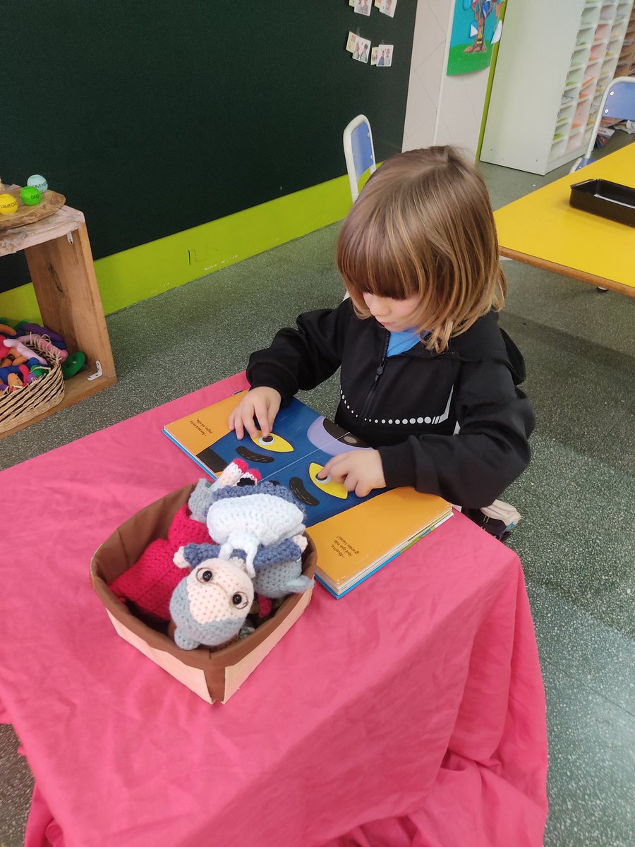 Alícia Balasch García (@mdc_alicia) on Twitter photo Ahir estrenant el nou espai de conte en anglès! The little red riding hood ❤️🐺 <a href="/escolamdcprat/">escolamdcprat</a> Ahir estrenant el nou espai de conte en anglès! The little red riding hood ❤️🐺 <a href="/escolamdcprat/">escolamdcprat</a>
