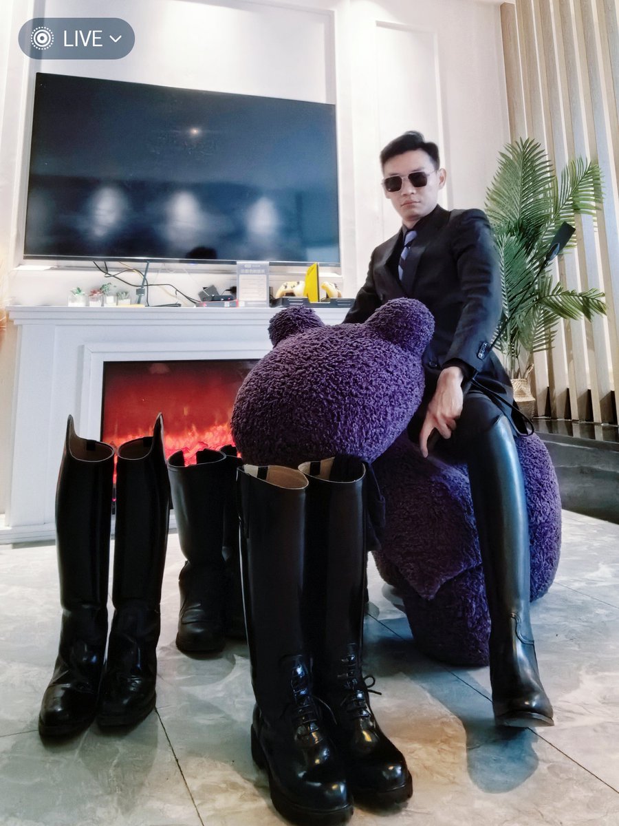 以为男神很高冷，结果男神是逗比～～～
​今年的目标是收集和男神的合照😄😄😄