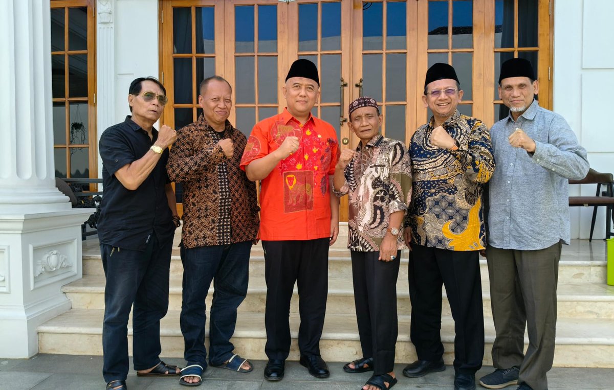 Bersama anggota <a href="/FPKSDPRRI/">Fraksi PKS DPR RI</a> H.Jalal Abdul Nasir dan Ketua <a href="/FPKSKabBekasi/">Fraksi PKS DPRD Kabupaten Bekasi</a> Ust. Nuryasin Lc Silaturahmi ke rumah Abah Kunang Tokoh Kab. Bekasi yang juga Orangtua dari Bupati Bekasi Ade Kuswara Kunang SH Semoga membawa keberkahan. Aamiin ya Allah.