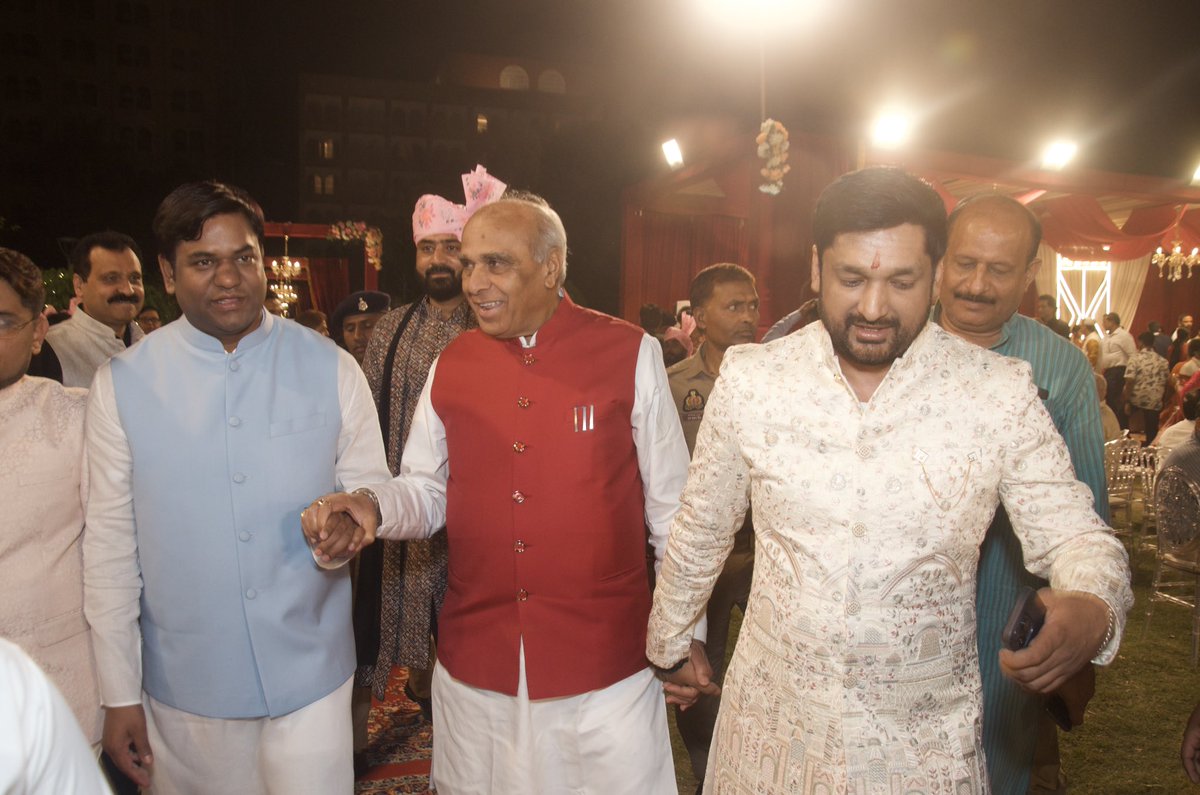 29 अप्रैल को वाराणसी के ताज होटल में आयोजित मेरी छोटी बहन के विवाह समारोह में, लोकसभा सांसद आदरणीय श्री जगदंबिका पाल जी का स्नेहपूर्ण आगमन मेरे लिए एक विशेष और भावपूर्ण अनुभूति रहा।
आपके इस प्रेम और स्नेह के लिए हृदय से आभार।
सादर नमन एवं अशेष धन्यवाद! 🙏
<a href="/jagdambikapalmp/">Jagdambika Pal</a>