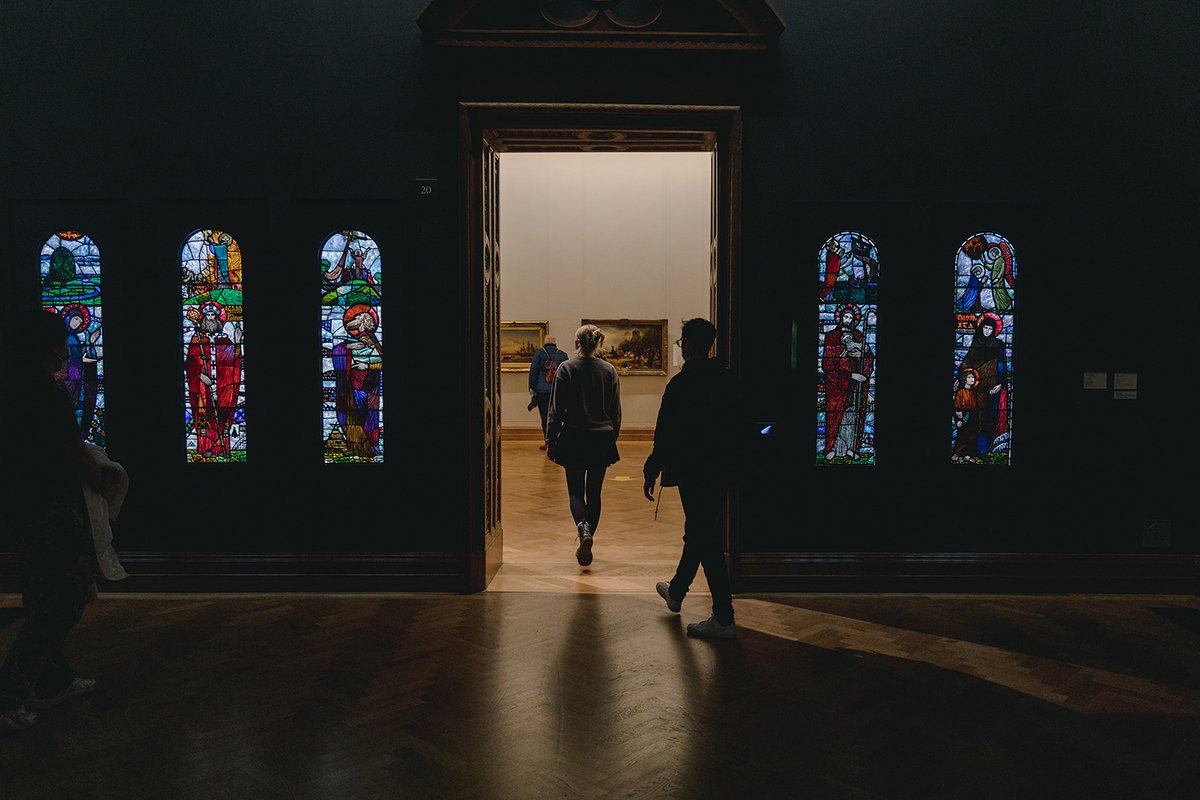 Bígí linn i Seomra 20 ag 1.15 i.n. inniu le haghaidh cainte pearsanta saor in aisce ag féachaint ar gloine dhaite Michael Healy.  

Join us in Room 20 at 1.15pm for a pop-up talk about Michael Healy's stained glass. 

📷The Pimlico Project.