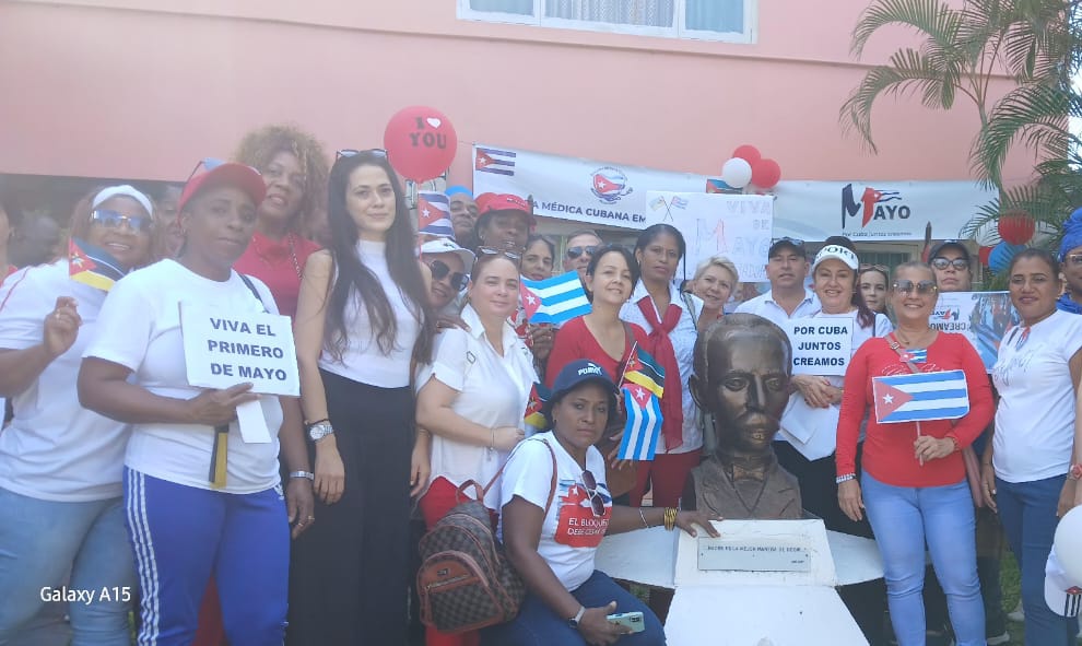Este #1roDeMayo desde Mozambique   unimos nuestras voces contra el injusto bloqueo a nuestro pueblo, con  nuestra invencible arma: la unidad.
#TumbaElBloqueo
#PorCubaJuntosCreamos