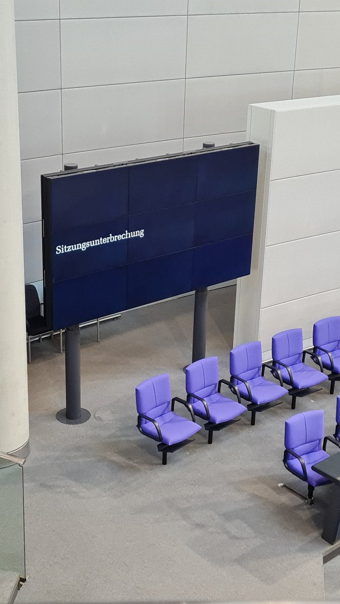 Friedrich Merz ist vorerst durchgefallen, nun scheint es, dass ein weiterer Wahlgang heute ungewiss ist. Oben hier auf der Tribüne waren #Merz-Unterstützer neben mir vor der Wahl nervös gewesen ("Du weißt nicht, was die Leute an der Urne machen") - es kam dann so. #Kanzlerwahl