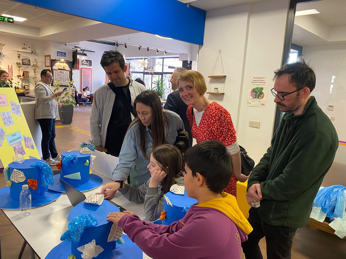 İlkokul Kid's Maker Kulübü Öğrencilerimiz, 3 Mayıs Cumartesi günü Bornova Uğur Okullarının ev sahipliğinde gerçekleşen Kid's Maker Festivalinde Block Crafters takımı olarak "Sorumlu Üretim ve Tüketim" teması ile "İlham Veren Mucitler" ödülünü almaya hak kazandılar.