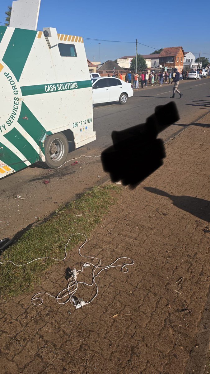 Abramjee's tweet photo. A suspect’s leg has been blown up… https://t.co/b9S8i0wLsv
