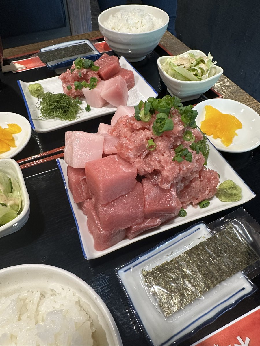 yamamomo0211's tweet photo. ＼山梨おすすめグルメ／
📍甲府市 三ッ星マート甲府駅前店 ランチ‼️

皆さん知ってる方も多いこちらの居酒屋三ッ星マートさんなんですけど、ランチ営業がイチオシとのことでお仕事で行かせていただきました!!
山梨県民大歓喜のマグロの定食(写真は限定メニューの山盛り)や、甲州ワインビーフ牛100%の粗挽きハンバーグとか、他は明野の卵を使ったタルタルチキン南蛮とか、個性強いメニューがありました🥰
行ったことない方、1度是非！
個人的には半個室とかなのでぼっちにも嬉しいし奥には座敷があったのでファミリーでも🙆‍♀️

📍山梨県甲府市丸の内1丁目7-4PRIVATE STAY HOTEL たちばな
⏰ お昼の三ツ星11:00～14:00
　　夜の三ツ星17:00～0:00(L.O 23:30)
📲055-225-1211

#山梨 #PR