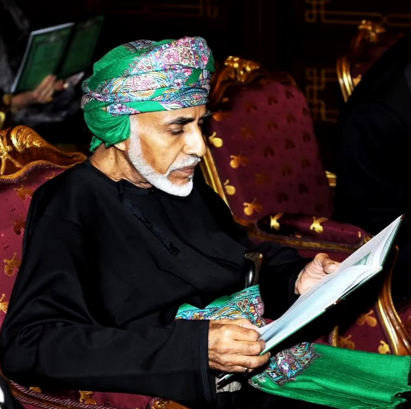 Omani_content's tweet photo. "بدلة العشاء" ✨

- الدشداشة الداكنة سواء باللون الأزرق أو مشتقاته مع المصر.
- رمزًا للاحتفالات الرسمية الليلية داخل المكان. https://t.co/YhWjI7yNqJ