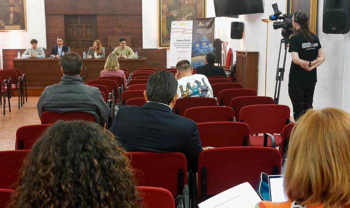 BISITE_USAL's tweet photo. 🔵 Arranca la jornada del 6 de mayo en #SummitCyberChain.
Empezamos fuerte con la mesa redonda sobre Proyectos Internacionales I, moderada por Ángel Jurado de @TheAirInstitute
🌐 @DIGIS_3, #CátedraDemIA, @NOUS
#CátedrasCiber #NextGenerationEU #CyberChainUSAL https://t.co/y2oxRs9F5f