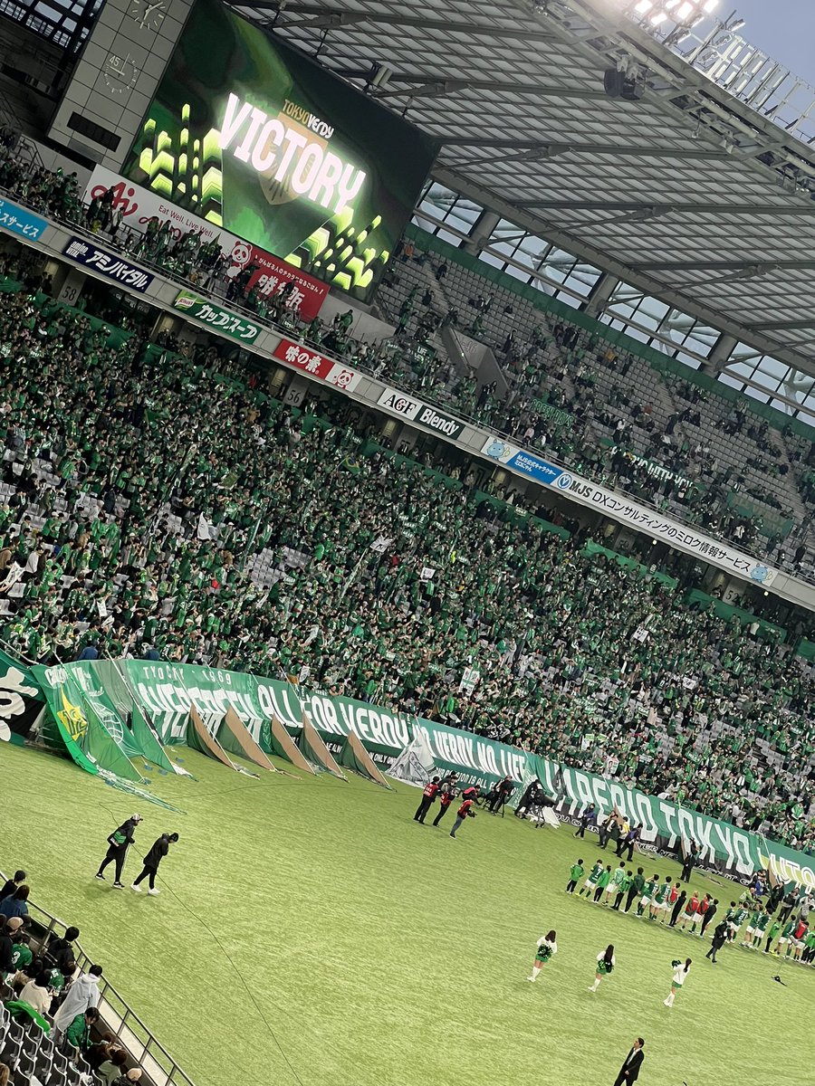 東京Vファミリーの皆さんへ。
絶対勝利が欲しかったこの試合🏟️
ホーム戦冠でJ1初勝利のMJSDAYでした。
連敗か同点の嫌な雰囲気を切った染野、ATに勝利を決定付け次節以降にまた連勝の道を作ったルーキー熊取谷両選手。得点の意味とメッセージが全く違うのと過去2試合分のMOMです。
お疲れさまでした！