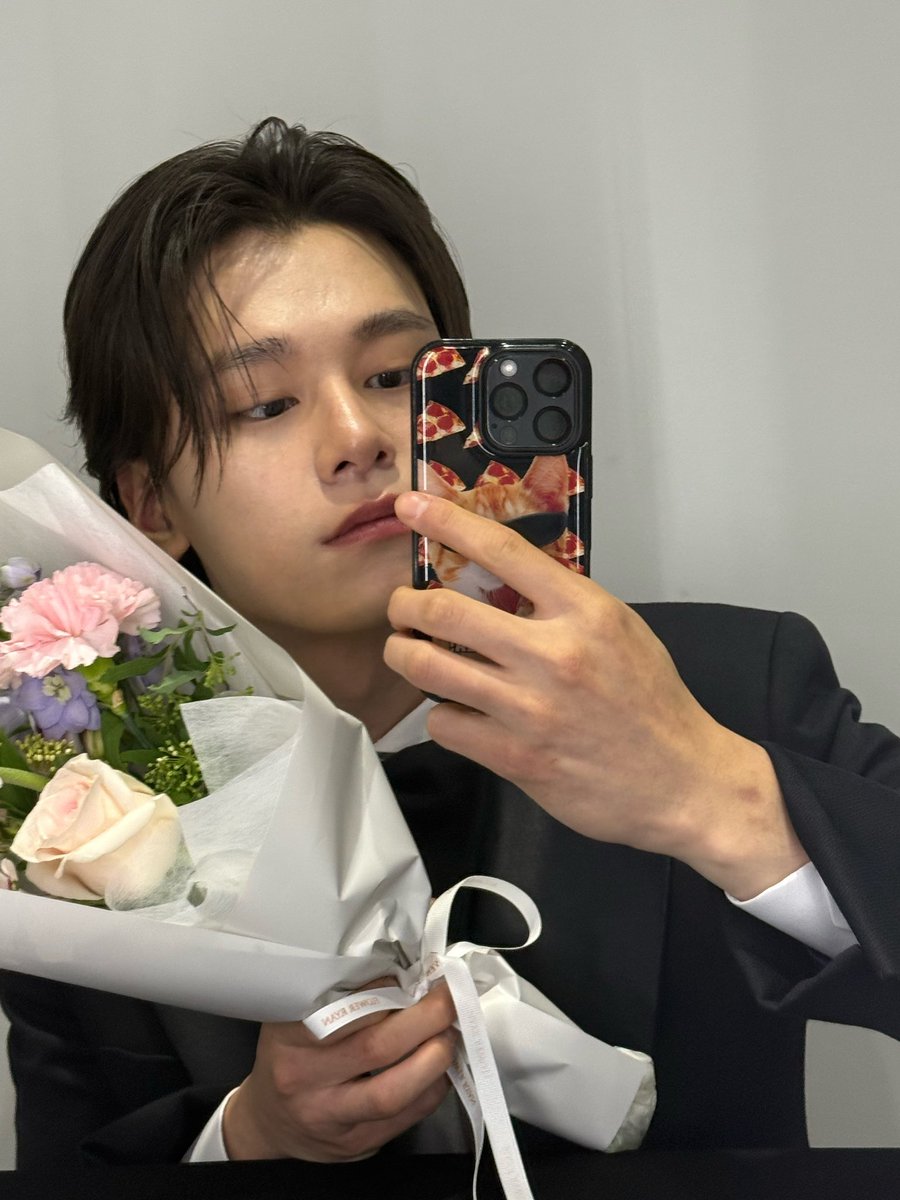 luvwoomn's tweet photo. he looked way too good yesterday for him not to post pics. i’m literally screaming rn, my handsome boyyy https://t.co/2QEFzg9Lge