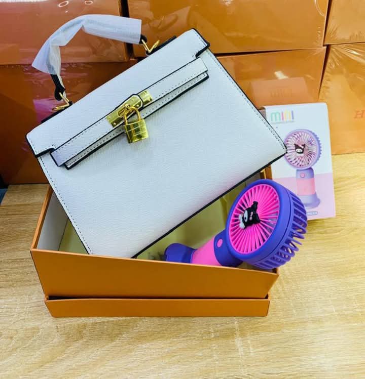 Naya_stores's tweet image. See eh, we are giving away a FREE hand fan when you buy this one special bag. I only have 5 of these bags left, and once they are gone, they are gone. Hurry, place your order before it’s too late
Price- 25,000
Location- Anambra state 

#100DVC #100daysconsistencychallenge