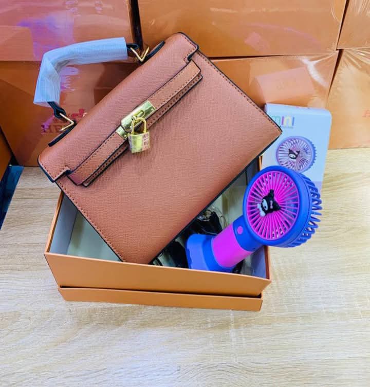 Naya_stores's tweet image. See eh, we are giving away a FREE hand fan when you buy this one special bag. I only have 5 of these bags left, and once they are gone, they are gone. Hurry, place your order before it’s too late
Price- 25,000
Location- Anambra state 

#100DVC #100daysconsistencychallenge