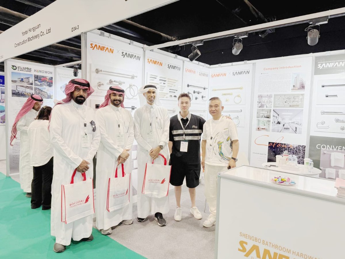 مدير إدارة المراكز ورعاية المستفيدين الدكتور عبدالمنعم الحسين وعدد من منسوبي #جمعية_البر_بالأحساء يزورون معرض مشروعات السعودية الدولي للبناء والبناء المستدام، المُقام في مركز واجهة الرياض للمعارض والمؤتمرات، وسط مشاركة أكثر من 200 شركة عارضة من 15 دولة مختلفة متخصصة في قطاع