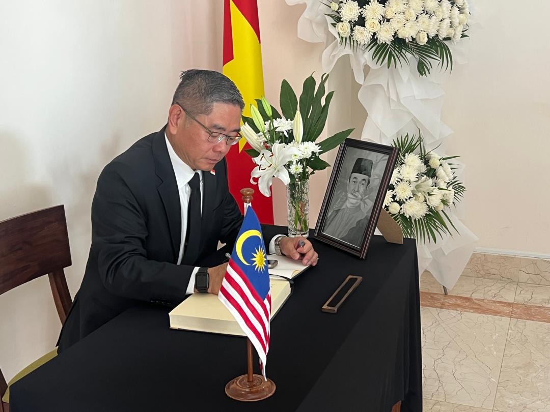 MYCGHCMC's tweet photo. The Consulate General of Malaysia in Ho Chi Minh City opened a Condolence Book on 16–17 April 2025 to honor the passing of the esteemed former Prime Minister of Malaysia, H.E. Tun Abdullah Ahmad Badawi, who passed away on 14 April 2025. https://t.co/C6LKnQ1dFf